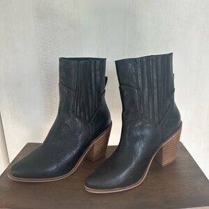 Black cowgirl boots mid calf